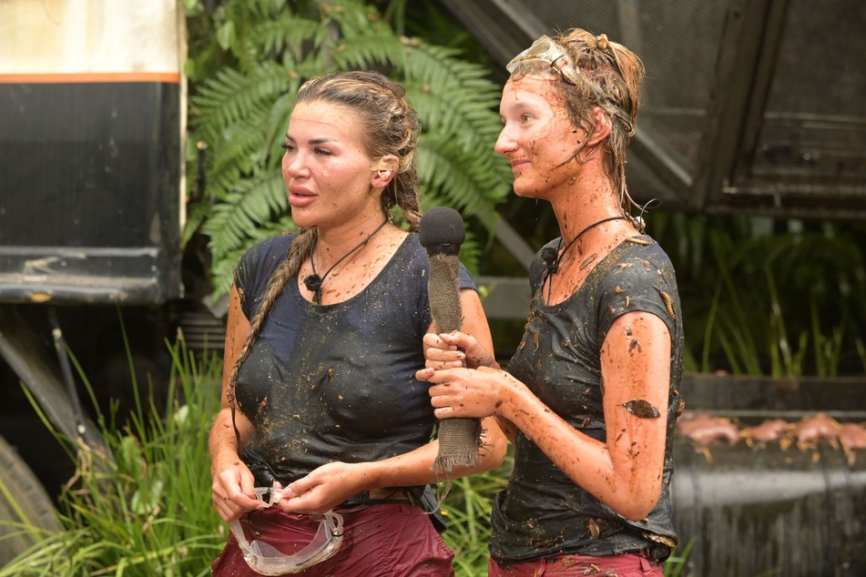 Eine happy, eine verzweifelt: Anya und Kim nach der Dschungelprüfung, die vorzeitig abgebrochen wurde.