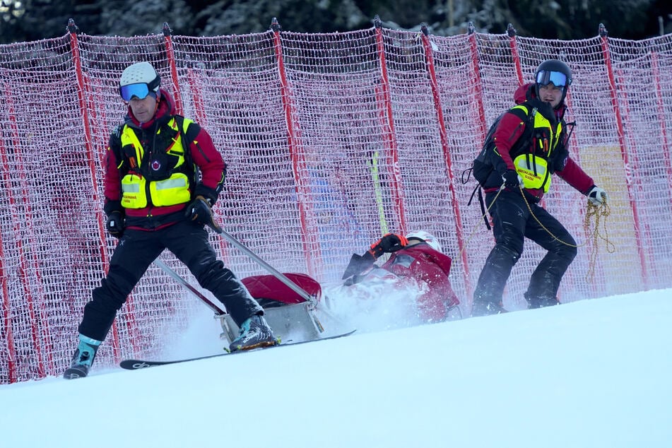 Olympiasiegerin Petra Vlhova (28) kann nur mithilfe eines Rettungsschlittens abtransportiert werden.