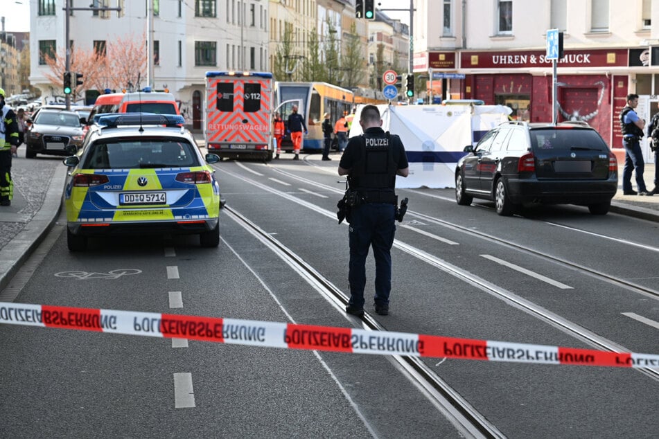 Polizei und Rettungskräfte auf der Georg-Schwarz-Straße. Am Nachmittag wurde dort ein Kind (9) von einer Straßenbahn erfasst.