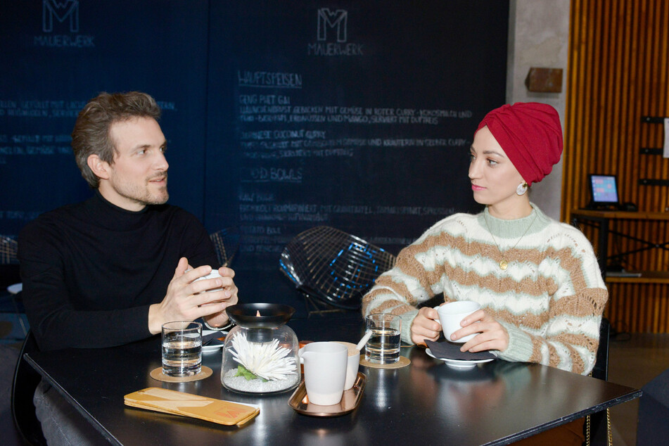 Felix und Nazan versuchen beim Date ihre Befangenheit zu überwinden.