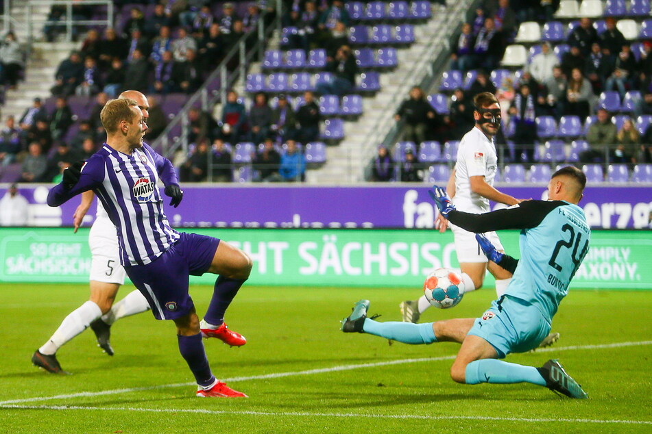 Ben Zolinski (29, l.) vergab in der 3. Minute frei vor FCI-Keeper Fabijan Buntic (24).
