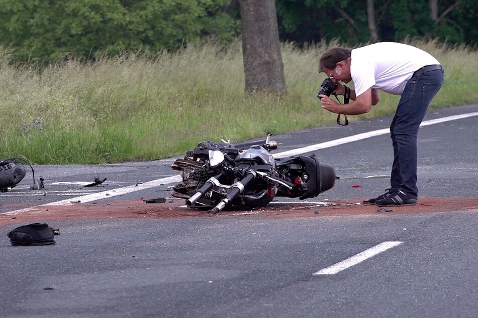 Der Motorradfahrer starb bei dem Crash. Drei weitere Menschen wurden schwer verletzt.