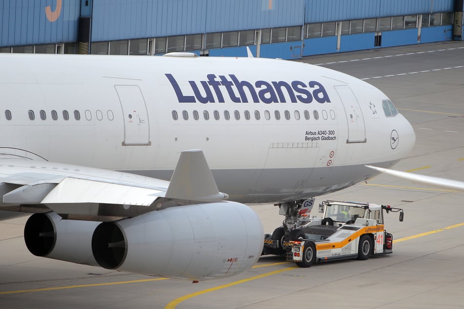 Ein Airbus A340 der Lufthansa musste über Afrika umdrehen und zurück nach Frankfurt fliegen. (Symbolbild)