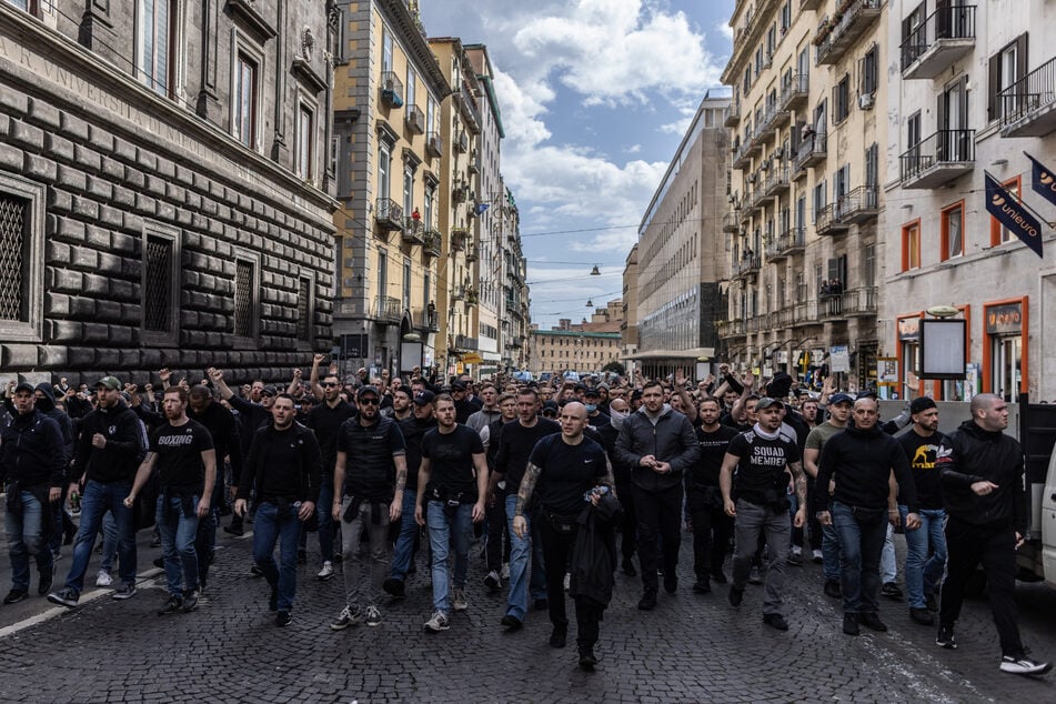 Fans von Eintracht Frankfurt marschieren durch die Gassen Neapels.