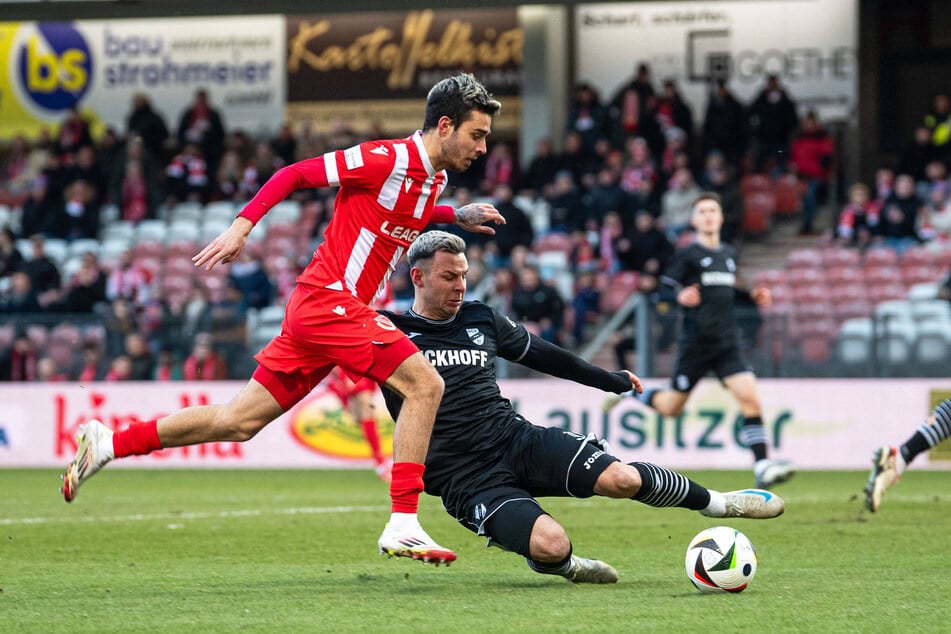 Später jagte der Offensivmann den Ball noch an die Latte.