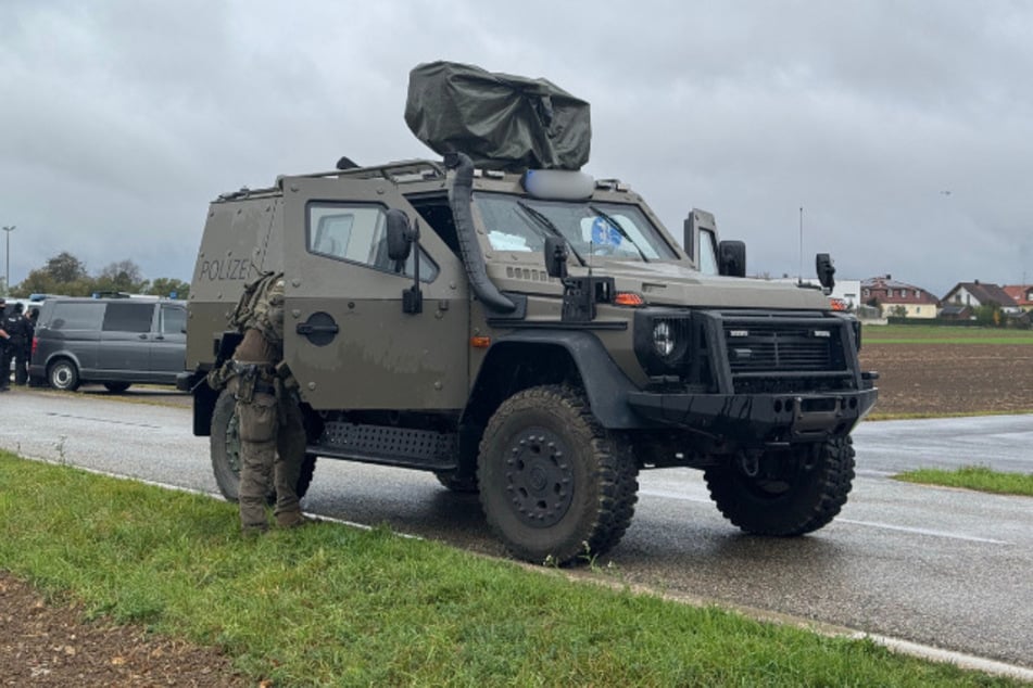 Mit gepanzerten Fahrzeugen rückten die Beamten nach Berngau aus.