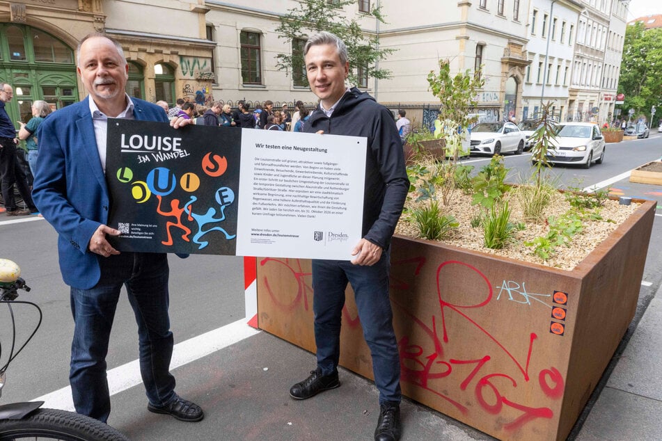 Stadtbezirksamtsleiter André Barth (59, l.) und Baubürgermeister Stephan Kühn (46) vor einem der neuen Pflanzkübel.