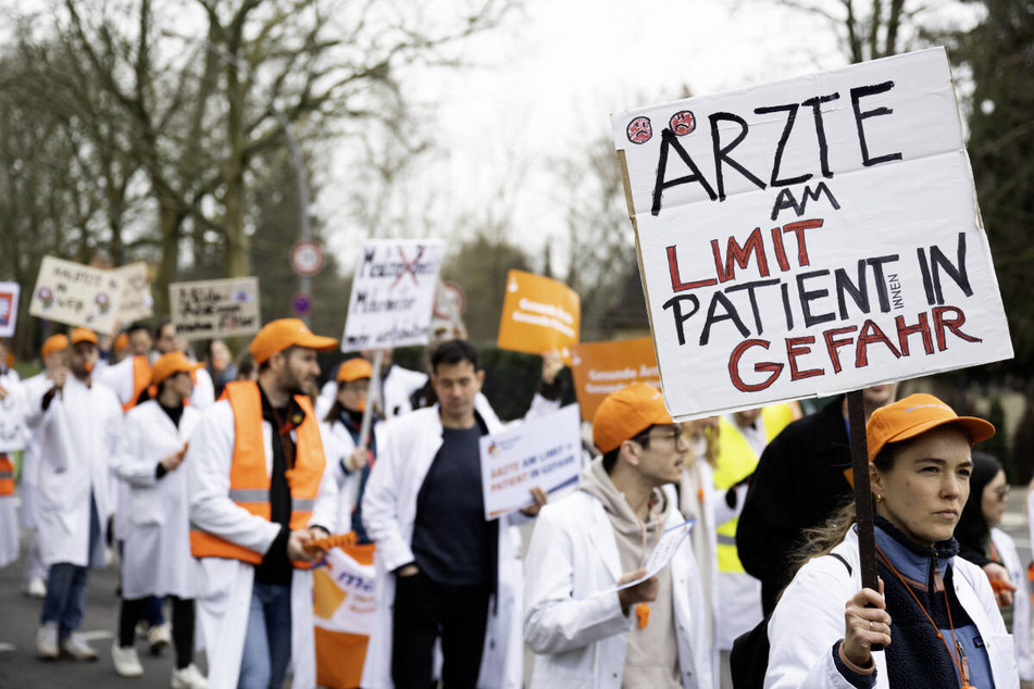 Bei den deutschlandweiten Protesten forderten die Ärztinnen und Ärzte in den vergangenen Wochen immer wieder mehr Geld - bislang kam es noch zu keiner Einigung. (Archivbild)