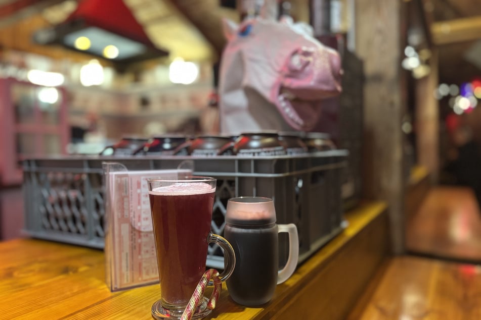 Bei "Santa's Glühweinapotheke" könnt Ihr Euch Euren eigenen Glühwein für 6,50 Euro per Rezept selbst zusammenstellen. Für die Basis kann zwischen rotem und weißem Winzer-Glühwein und unterschiedlichen Gewürzen gewählt werden. Zudem gibt es süßen Einhornglühwein (l.), der nur montags ab 16 Uhr angeboten wird.