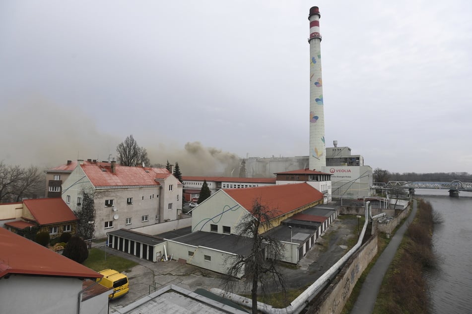 Blick auf ein Kohlekraftwerk im tschechischen Kolin, in dem es zu einer Explosion und einem Brand gekommen ist.