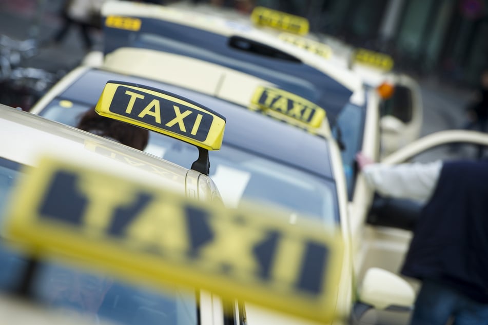 Mehrere Taxis wurden in Hof beschädigt. (Symbolfoto)