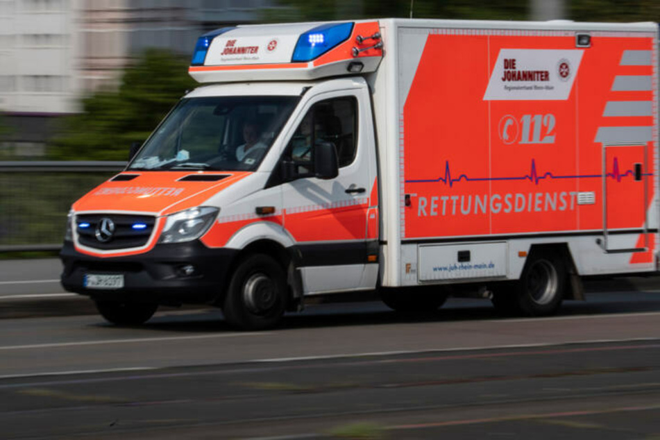 Der 82 Jahre alte Autofahrer kam schwer verletzt ins Krankenhaus. (Symbolbild)