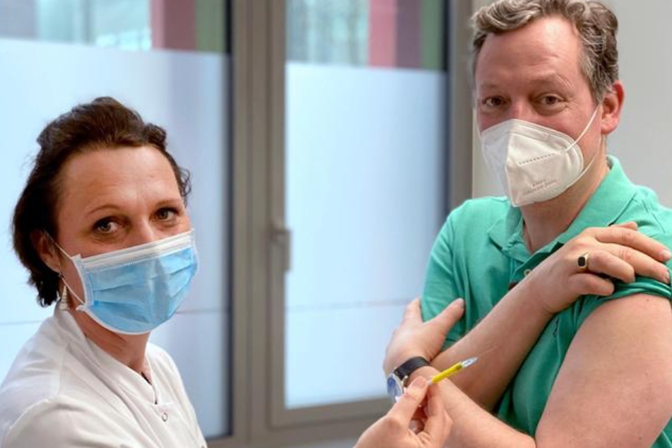 Arzt und Wissenschaftsjournalist Eckart von Hirschhausen (53) wird selbst Proband in einer klinischen Impfstudie für eine Doku.