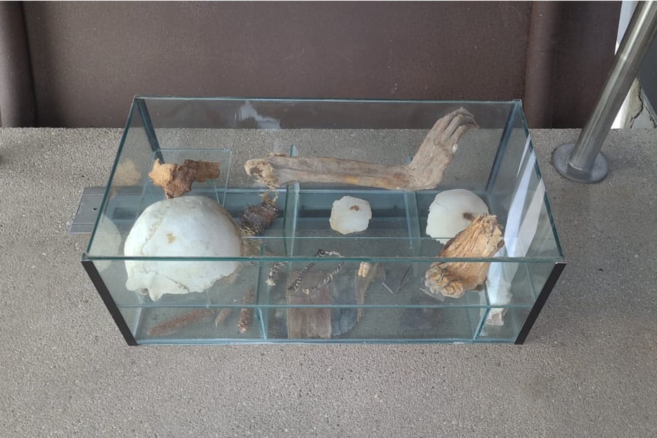 In der Vitrine lagen Knochen und Kleidungsreste.