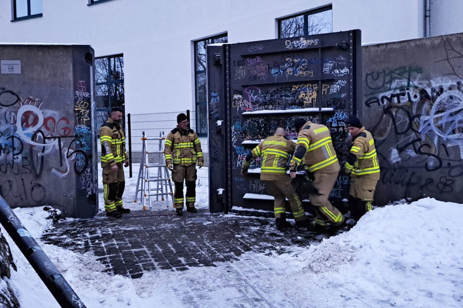 Fünf Kameraden der Feuerwehr verschlossen die Hochwassertore.