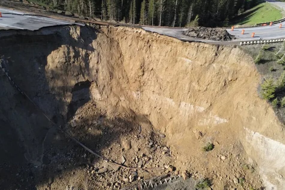 Nach dem Einsturz der Teton Pass Road zeigte sich ein tiefer Spalt an der Unglücksstelle.