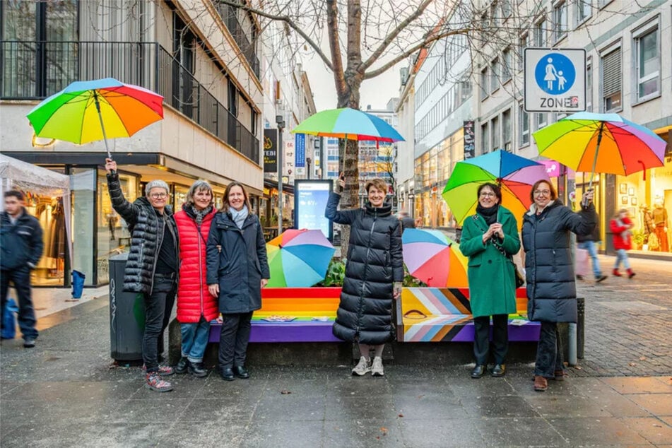 Die Bank wurde am Montag feierlich eingeweiht. Sie befindet sich in der Fußgängerzone an der Ecke Nadler-/Hirschstraße.