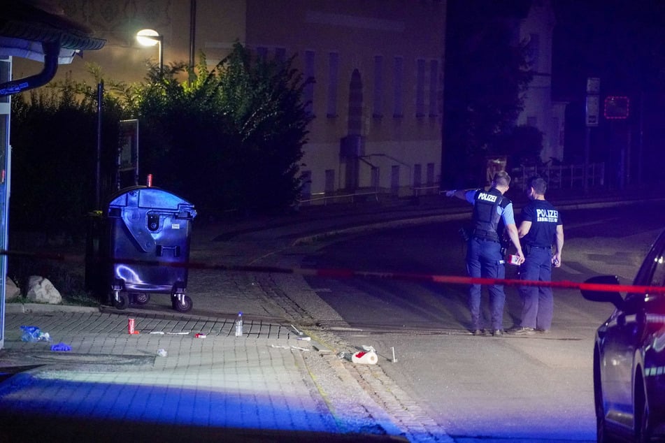 Die Polizei hat die Einsatzstelle mit Flatterband abgesperrt.