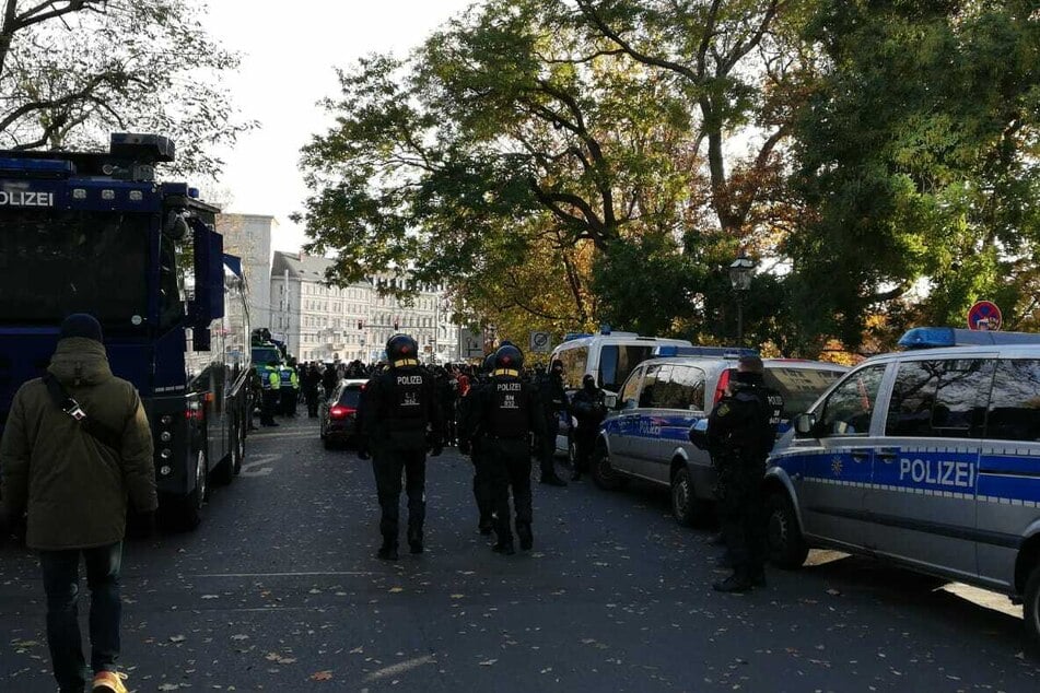 Die Polizei forderte die Gegendemonstranten auf, das Gebiet zu räumen.