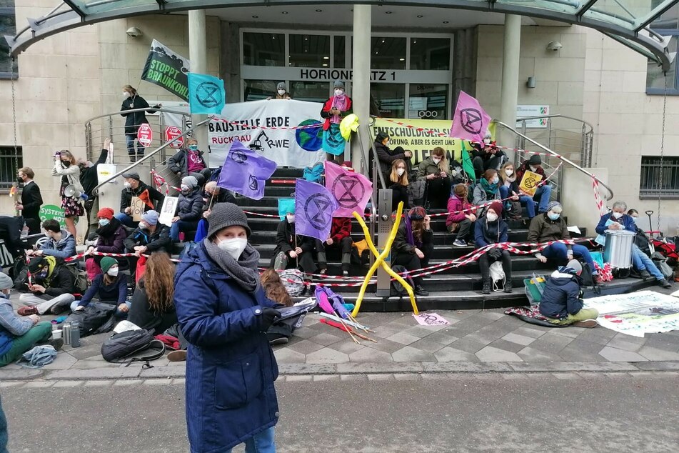 Demo in Düsseldorf: Aktivisten blockieren Staatskanzlei