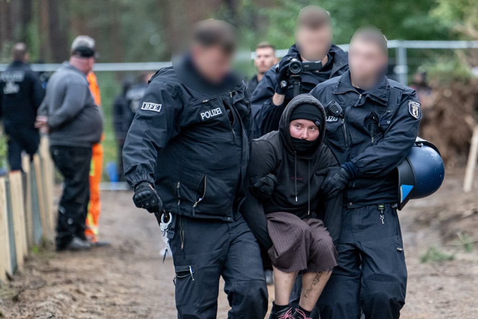 Einer der drei Besetzer verließ freiwillig den Bagger, bei anderen musste die Polizei nachhelfen.