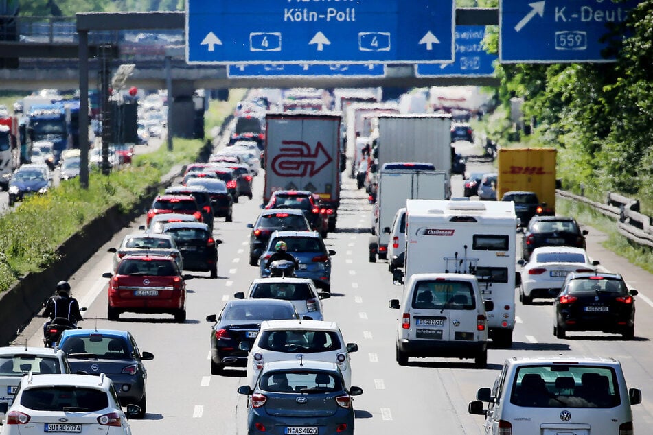 Wegen eines Unfalls auf der A4 bei Köln hat sich am Dienstag ein kilometerlanger Stau gebildet. (Symbolbild)