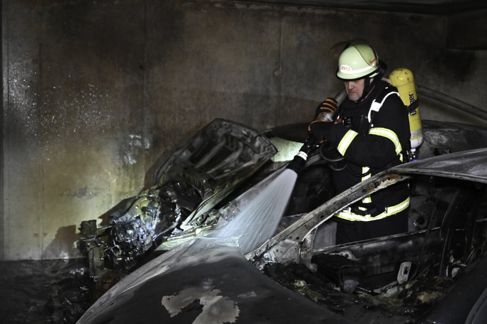 Zwei Autos brannten in der Tiefgarage fast vollständig aus.
