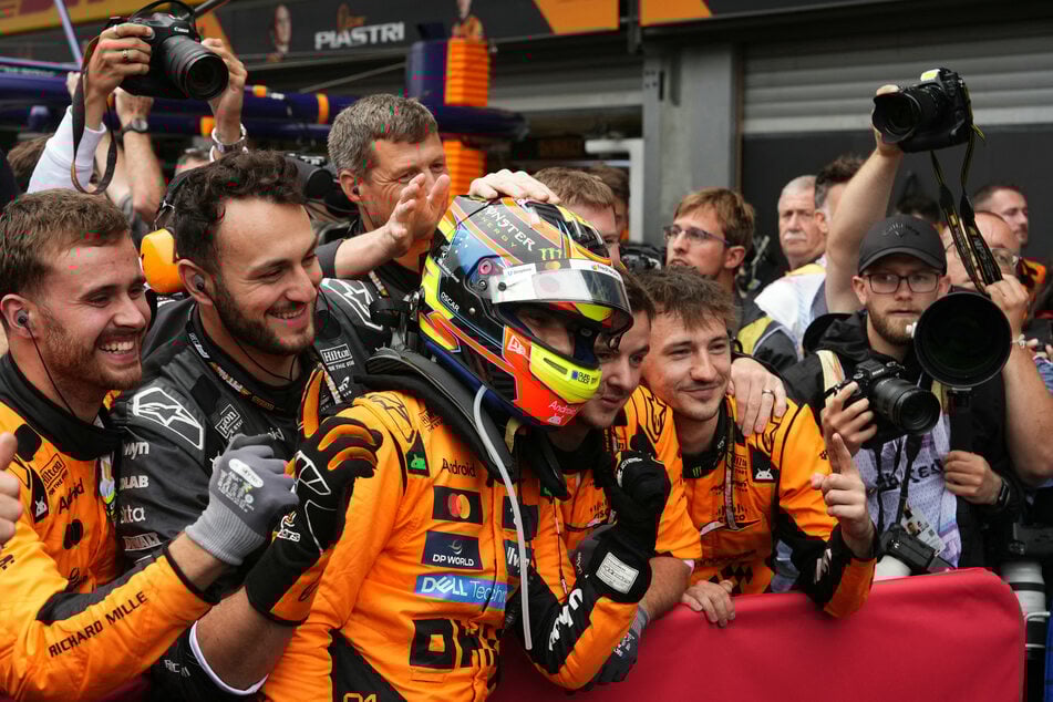Oscar Piastri (24, M.) freut sich mit seinem Team über den Sieg in Spa.