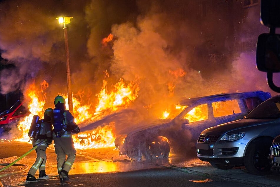 Laut Feuerwehr brannte der Mercedes komplett aus, die anderen Wagen wurden stark beschädigt.