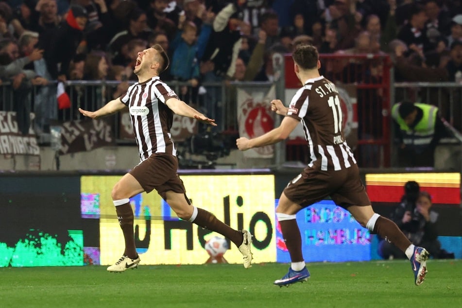 Innenverteidiger Karol Mets (33, l.) verlässt den FC St. Pauli.