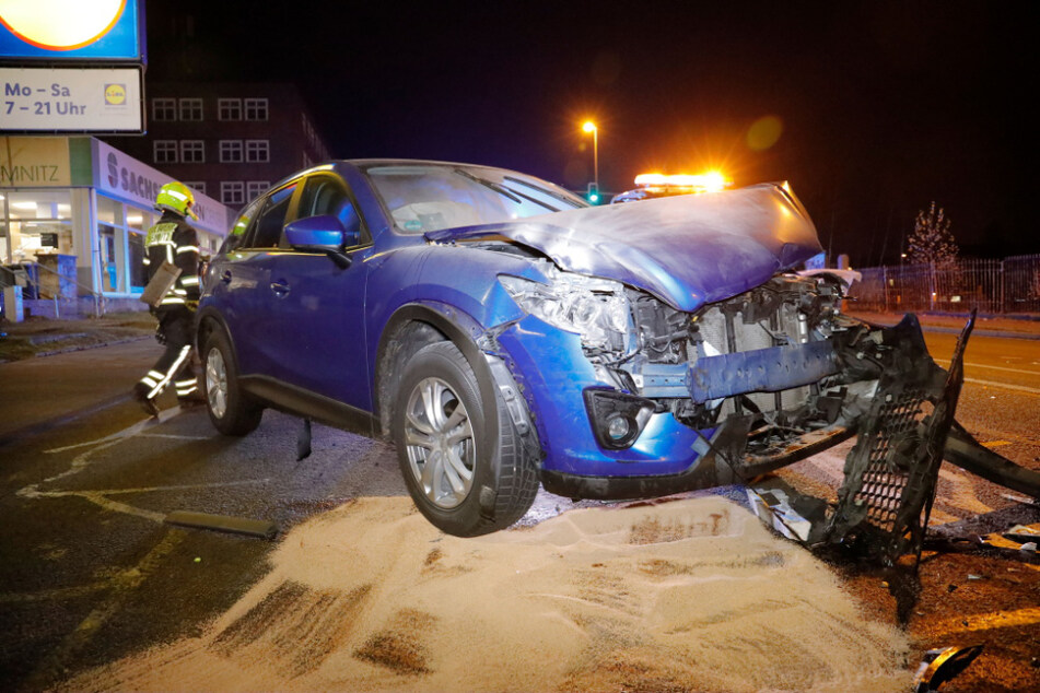 Der Mazda krachte in den herab rollenden Transporter. Die Insassen kamen verletzt in ein Krankenhaus.