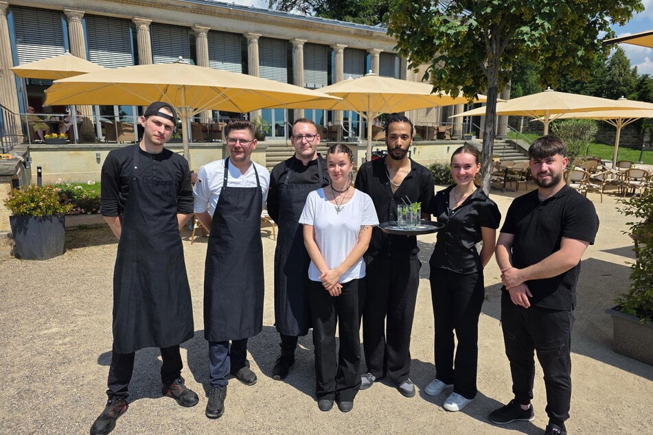 Teils schon seit 2009 dabei: Das Gastro-Team der Lingnerterrassen (mit Biergarten) soll bis Ende Juli das Feld räumen.
