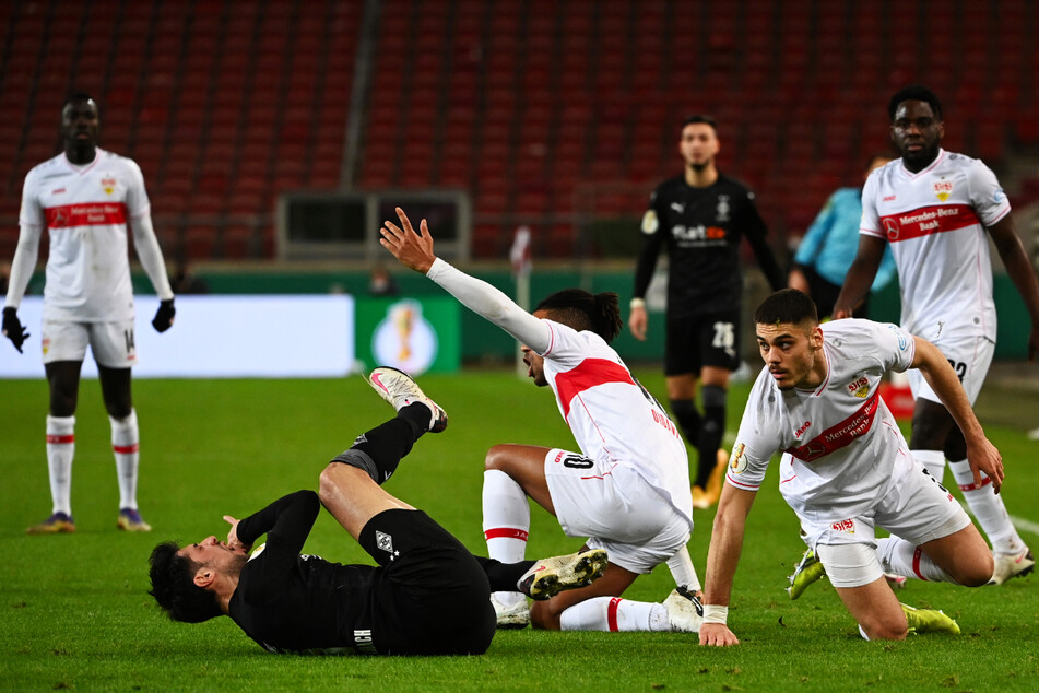 Lars Stindl (l.) wird von VfB-Verteidiger Konstantinos Mavropanos (r.) zu Boden gebracht.