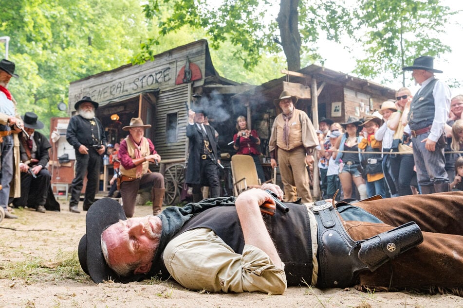Ein Banküberfall geht bei den Karl May Festtagen nicht glimpflich über die Bühne.