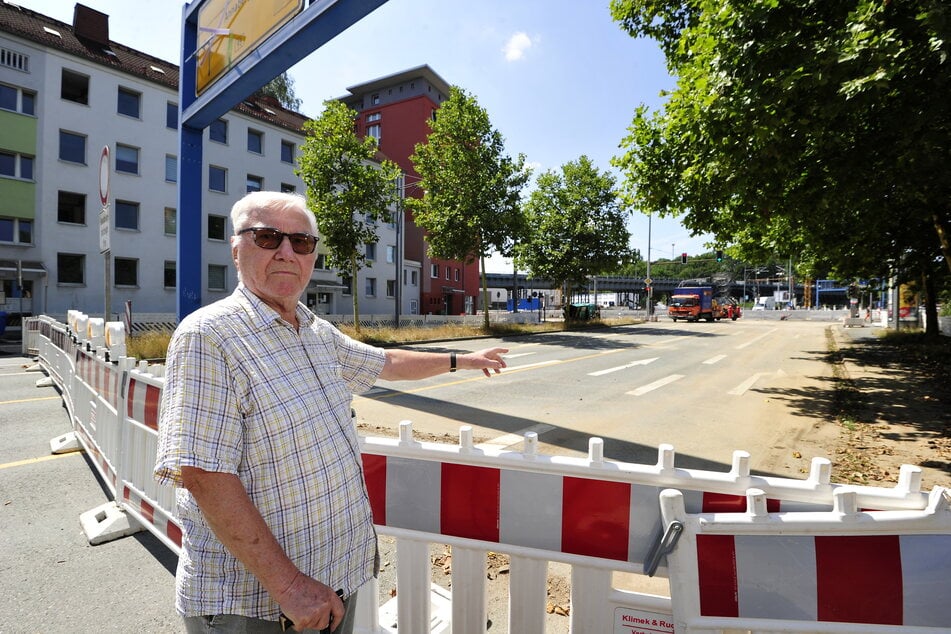 Rentner Werner Klemm (79) ärgert sich über zu wenige Bauarbeiter an den Baustellen - hier Gustav-Freytag-/Annaberger Straße.