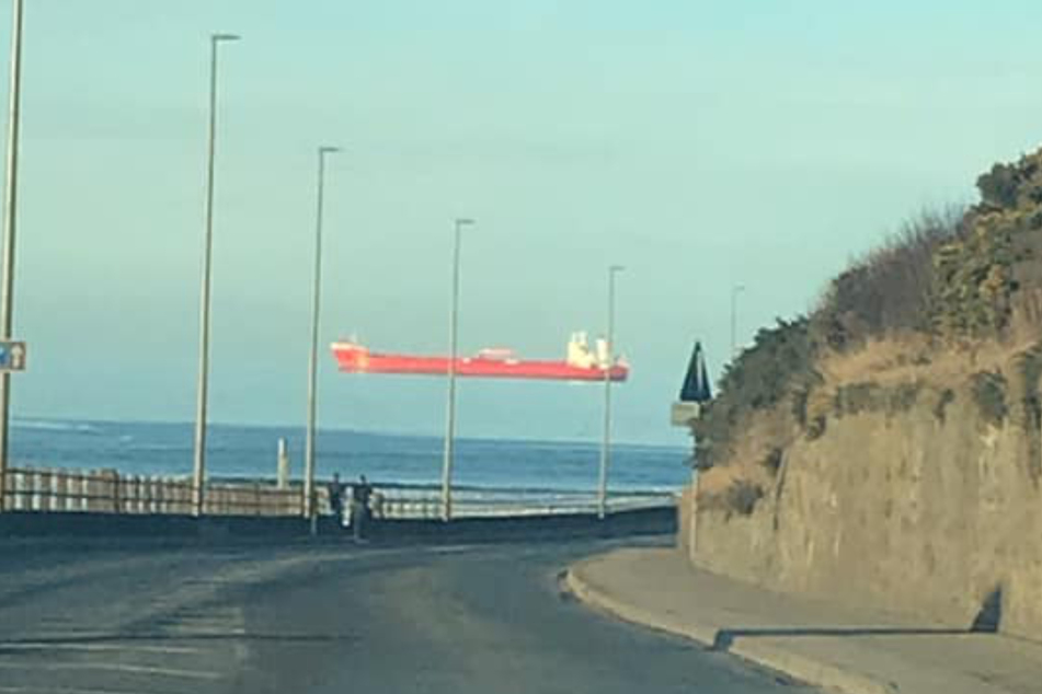 Fährt dieser Frachter etwa nicht auf dem Wasser, sondern durch die Lüfte?