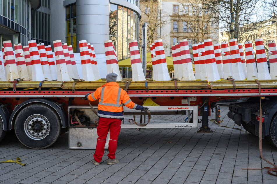 Die Absperrungen werden wieder nach Dresden transportiert.