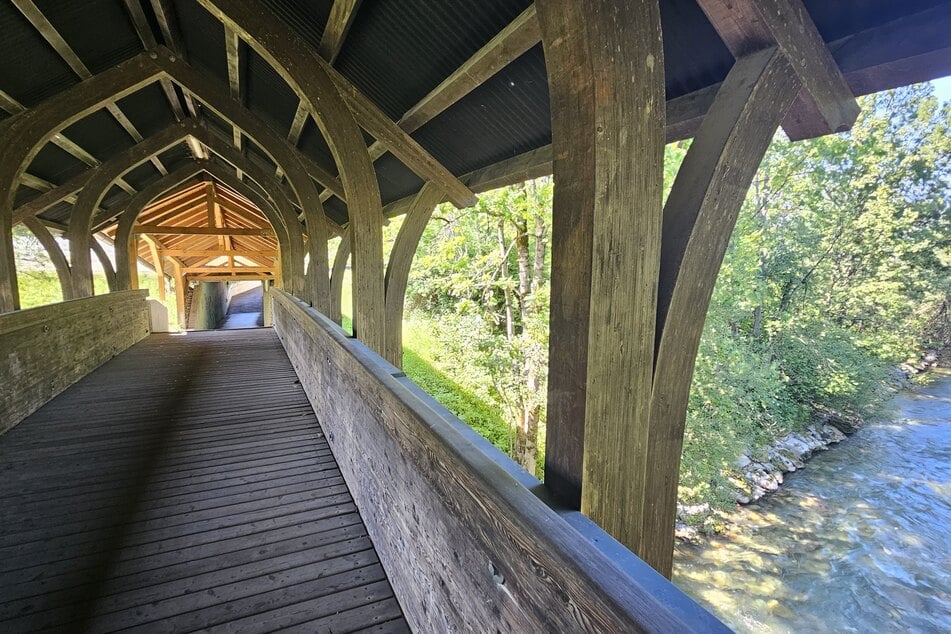 Eine Holzbrücke markiert den Übergang der beiden Dorfhälften.