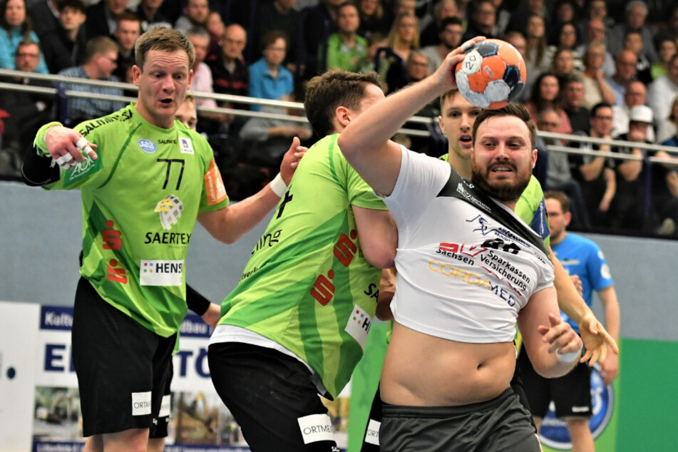 Jonas Thümmler (am Ball) setzte sich vor allem in der ersten Halbzeit immer wieder erfolgreich am Kreis durch. Am Ende stand für ihn fünf Treffer zu Buche.