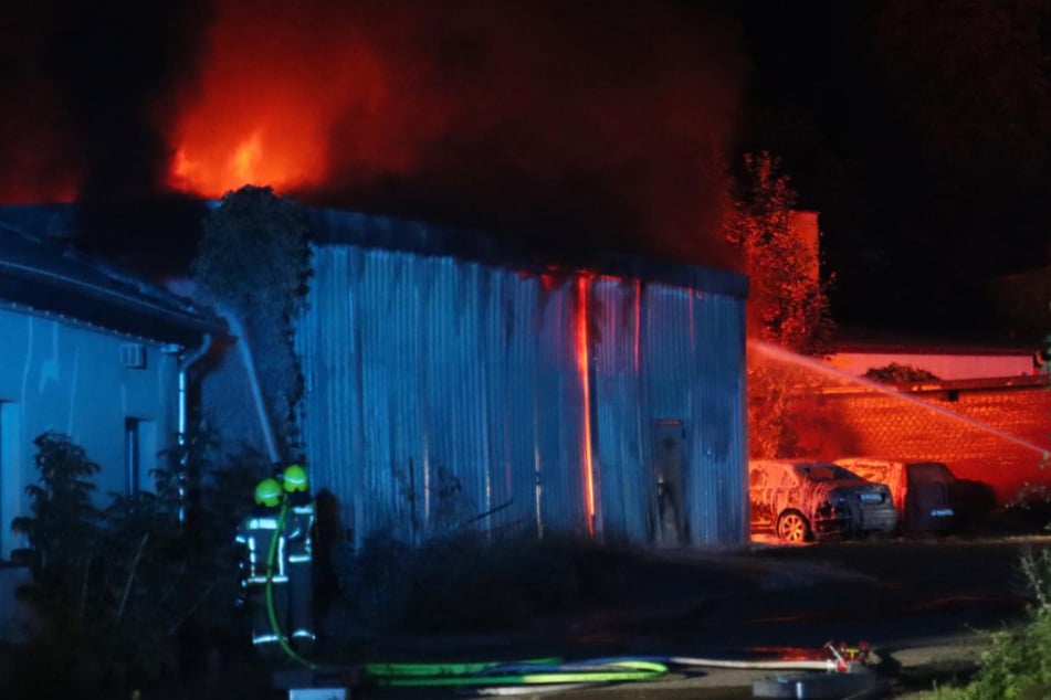 Berlin: Lagerhalle in Lichterfelde in Flammen: Großeinsatz der Feuerwehr