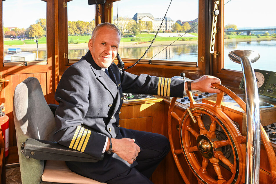 Kapitän Andreas Weber (50) bereit zum Abdampfen auf dem Flaggschiff "Dresden".