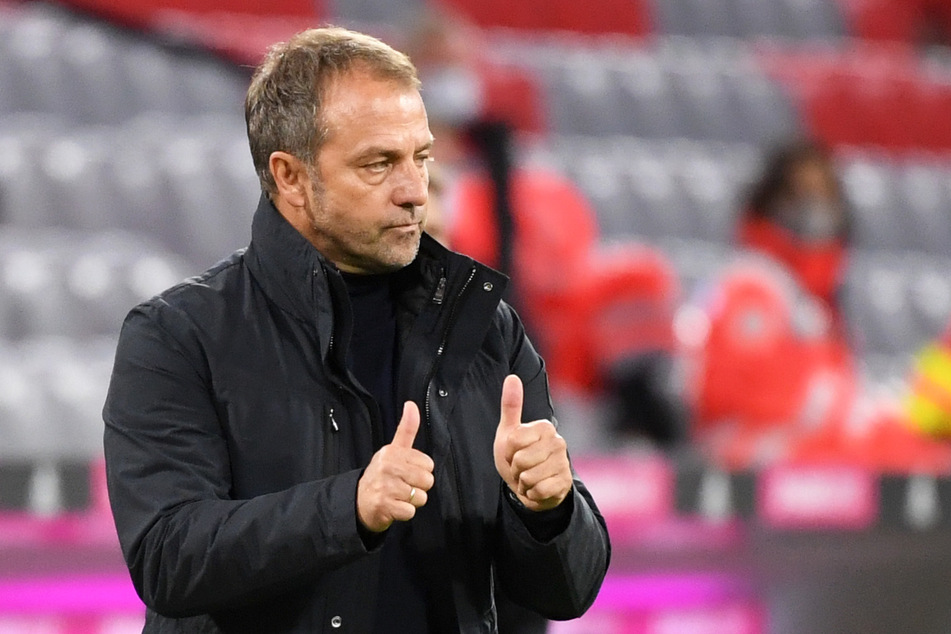 Münchens Trainer Hansi Flick fordert, dass sich auch Fußballer an die Corona-Regeln halten sollen.