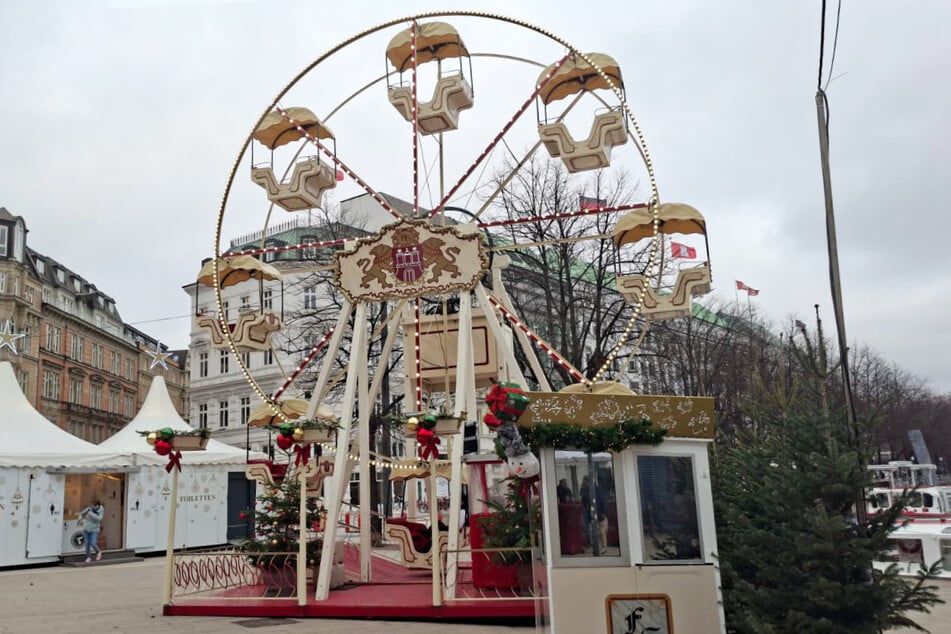 Wer mit dem nostalgischen Riesenrad auf dem Weihnachtsmarkt "Weißerzauber" am Jungfernstieg fährt, hat einen tollen Blick über Hamburg und die Alster.