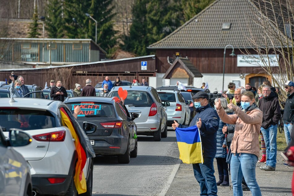 Neben den Autokorsos waren auch einige Demonstranten zu Fuß vor Ort.