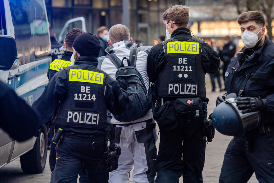 Ein Teilnehmer einer Demonstration gegen Corona-Maßnahmen im April 2021 wird von der Polizei in Berlin-Spandau abgeführt.