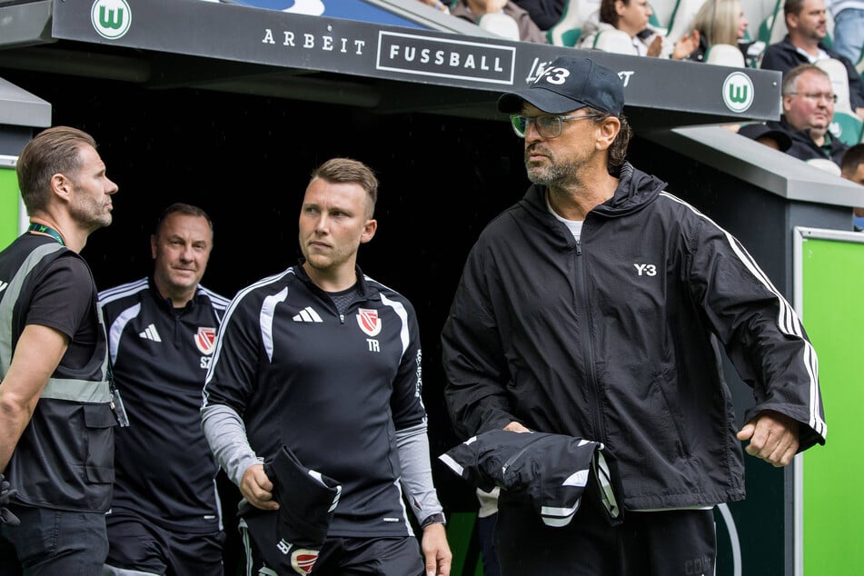 Pele Wollitz (61, r.) und Energie Cottbus wollen sich nach wie vor auf dem Transfermarkt verstärken.