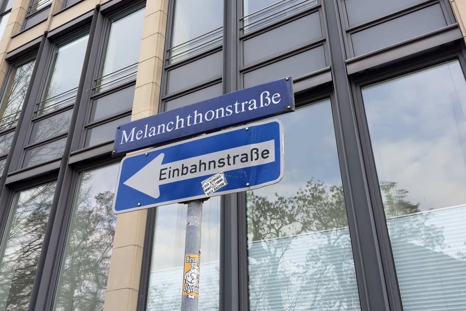 Während einer Pause liefen der 15-Jährige und seine Freunde auf die Melanchonstraße in Dresden.