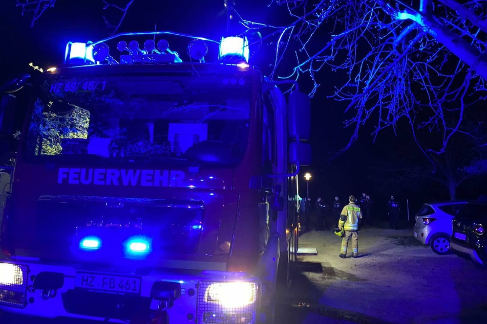Im Landkreis Harz bedrohte ein 56-Jähriger Feuerwehrleute mit einer Axt. Die Polizei musste dazukommen.