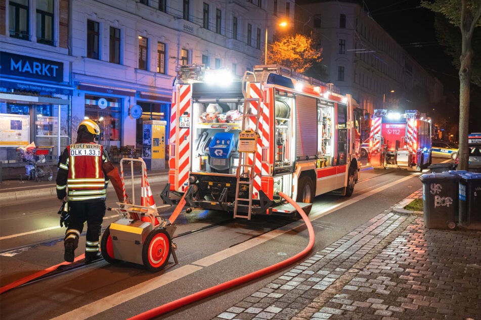 Leipzig: Nächtlicher Feuerwehreinsatz: Rauch dringt aus Restaurant auf Eisenbahnstraße