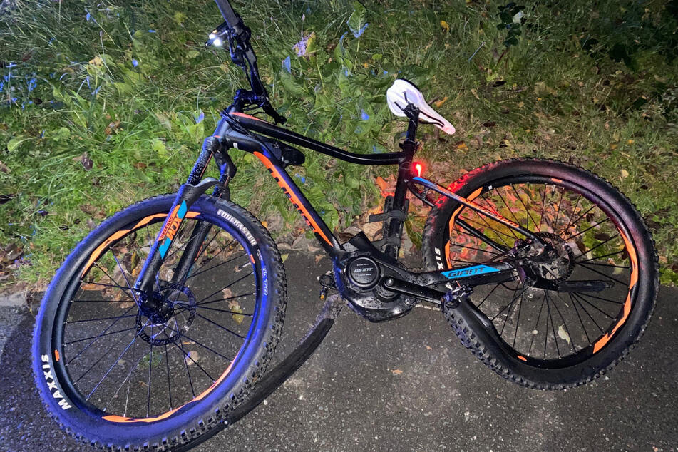 Das verbeulte E-Bike liegt am Straßenrand. Die Radfahrerin musste verletzt ins Krankenhaus.